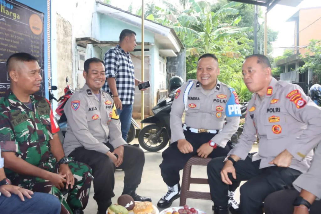 Kegiatan Ngopi Bareng Polresta Tangerang dan Kodim 0510 Tigaraksa bersama warga Desa Kutruk