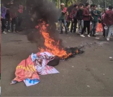 Spanduk Hari Pers Nasional dibakar oleh oknum BEM Kabupaten Tangerang saat demo di Puspem, dikecam oleh Himpunan Jurnalis Tangerang Raya.