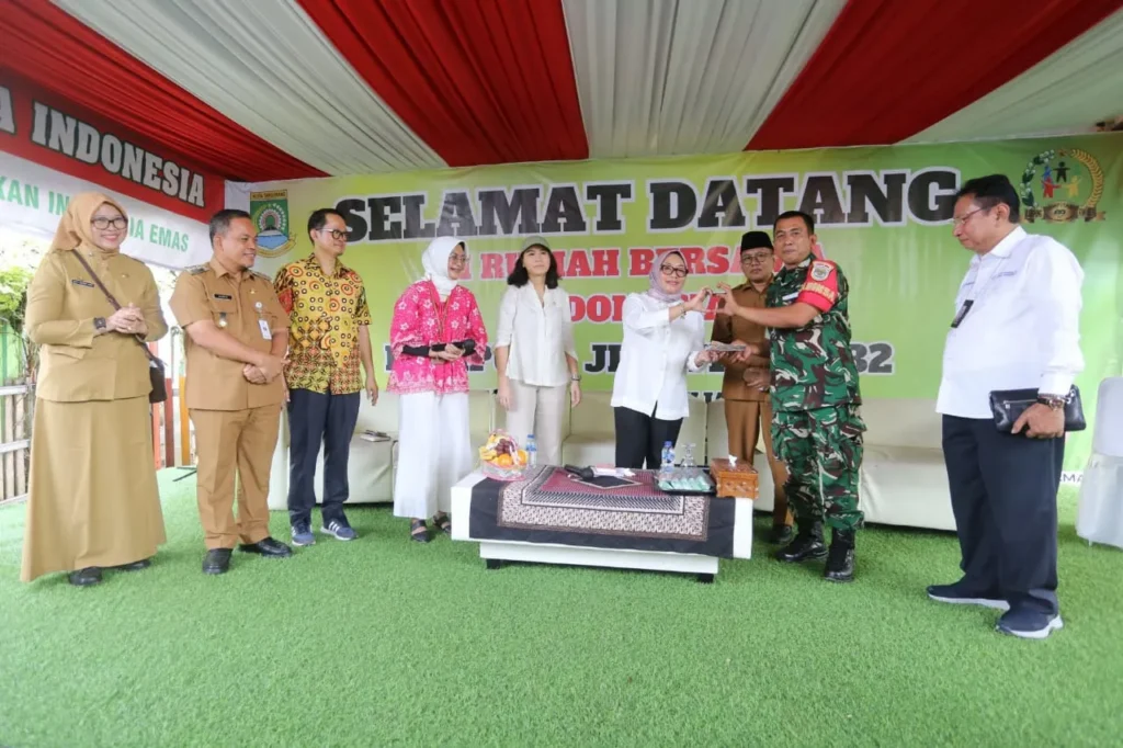 Menteri PPPA Arifah Fauzi mengunjungi Kampung Jimpitan Batujaya untuk mendukung program pemberdayaan masyarakat dan peluncuran sekolah lansia.