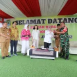 Menteri PPPA Arifah Fauzi mengunjungi Kampung Jimpitan Batujaya untuk mendukung program pemberdayaan masyarakat dan peluncuran sekolah lansia.