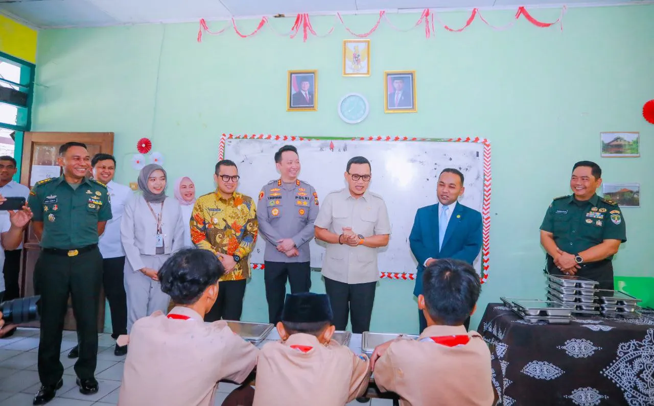 Menteri Abdul Kadir Karding Apresiasi Program Makan Bergizi Gratis di Tangerang Selatan