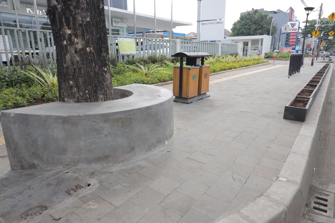 Pedestrian Ciater Serpong yang baru direvitalisasi dengan batu andesit dan fasilitas ramah disabilitas