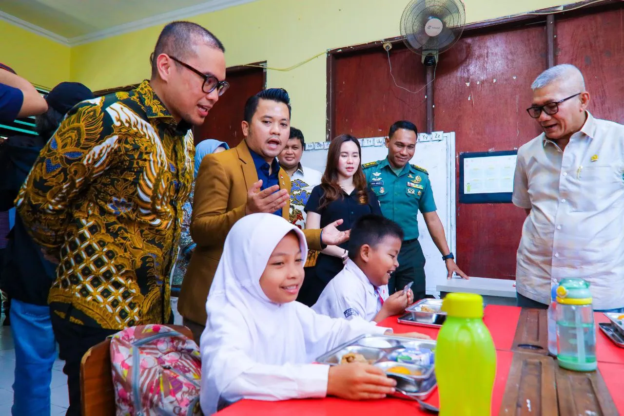 Wakil Walikota Tangerang Selatan Pilar Saga Ichsan bersama Anggota DPR RI meninjau pelaksanaan Program Makan Bergizi Gratis di salah satu sekolah di Tangsel.