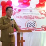 Bupati Minahasa Selatan Franky Donny Wongkar menyerahkan bantuan sosial di Desa Pinaling