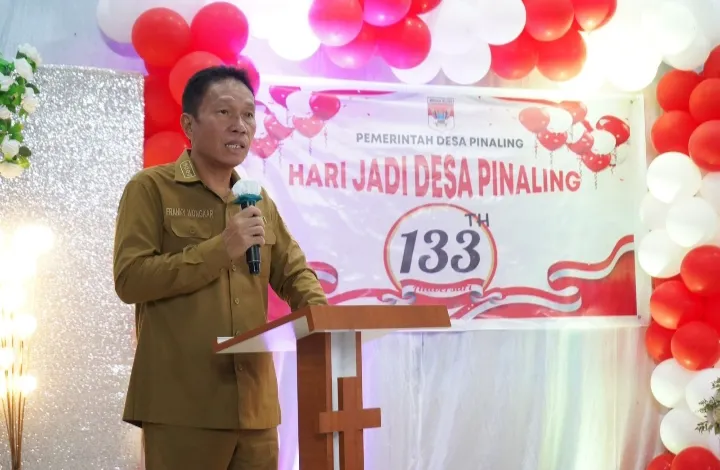 Bupati Minahasa Selatan Franky Donny Wongkar menyerahkan bantuan sosial di Desa Pinaling