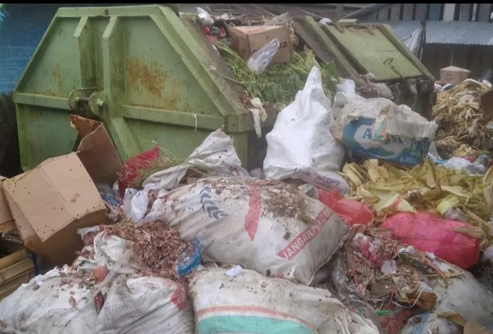 Kunjungan Dinas Lingkungan Hidup dan Koperindag ke Pasar Baru Banggai Laut untuk mengatasi masalah sampah.