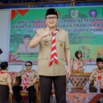 Ketua Kwarcab Kotamobagu Royke Kasenda memberikan sambutan pada acara lomba keterampilan Pramuka.