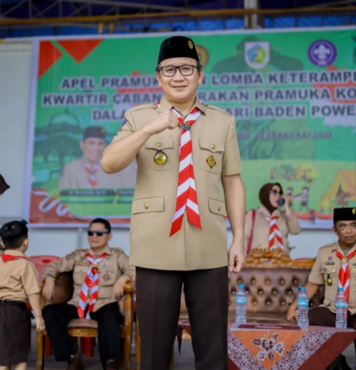 Ketua Kwarcab Kotamobagu Royke Kasenda memberikan sambutan pada acara lomba keterampilan Pramuka.