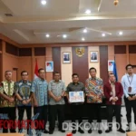 Wali Kota Sibolga menerima cinderamata dari Kepala KPw BI Sibolga sebagai simbol kerjasama.