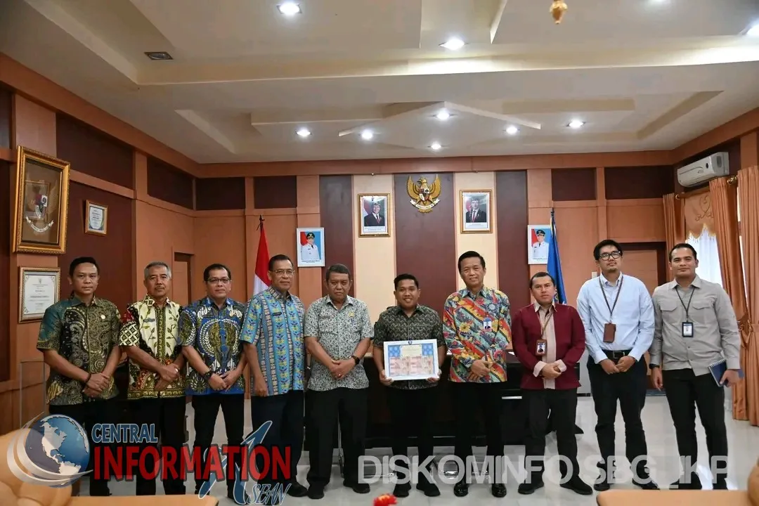 Wali Kota Sibolga menerima cinderamata dari Kepala KPw BI Sibolga sebagai simbol kerjasama.