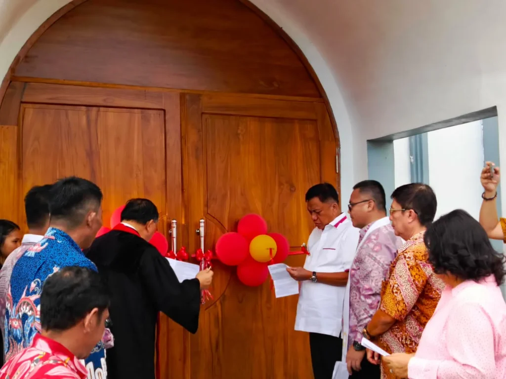 Foto peresmian Gedung GMIM Abraham Matungkas oleh Gubernur Olly Dondokambey dan para pejabat terkait.