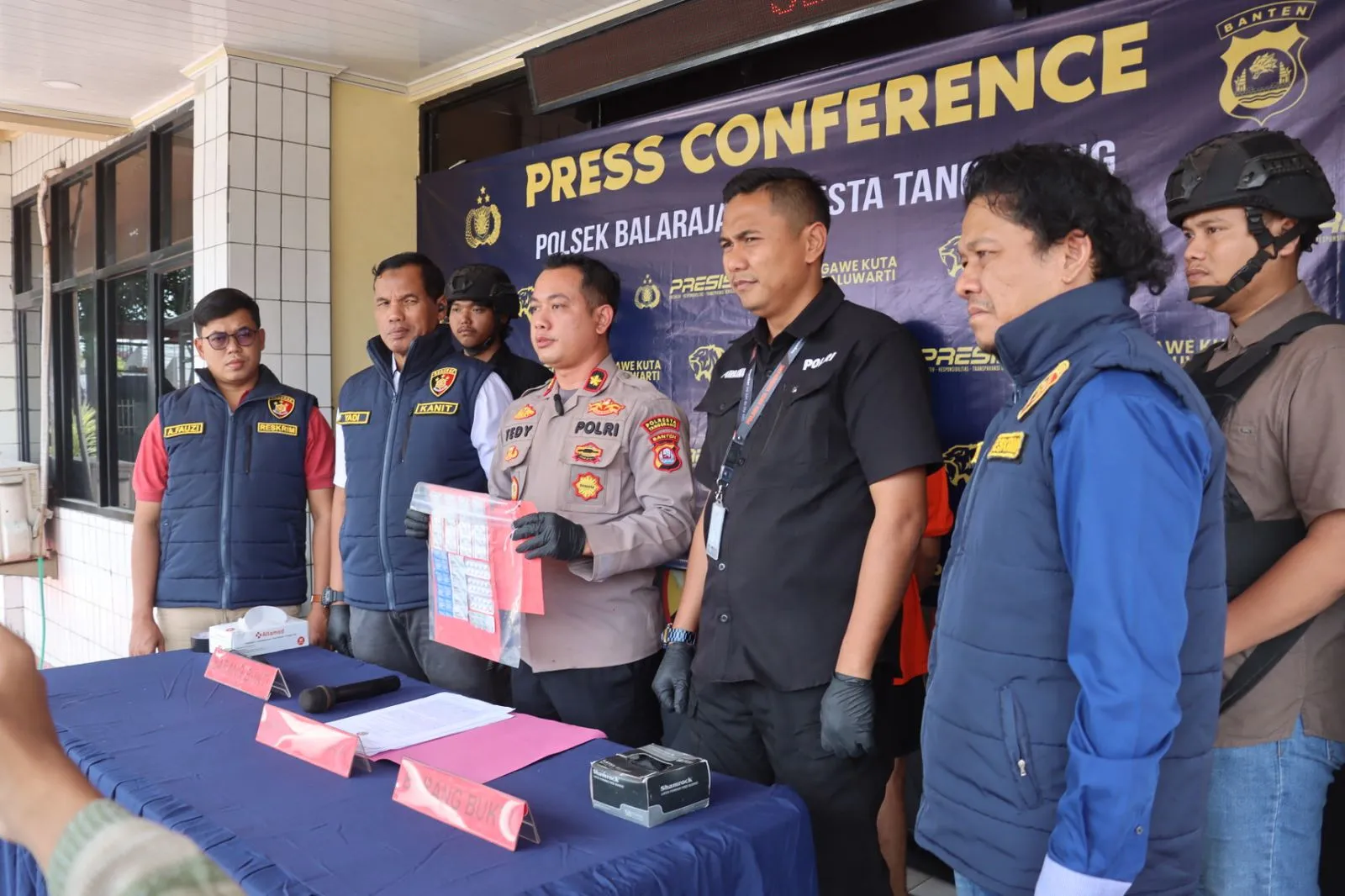 Ilustrasi penggerebekan kasus narkoba oleh polisi, dengan fokus pada barang bukti obat-obatan terlarang.
