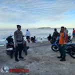 Petugas Sat Polairud Polres Sibolga sedang berpatroli di sekitar pantai untuk memastikan keamanan pengunjung.