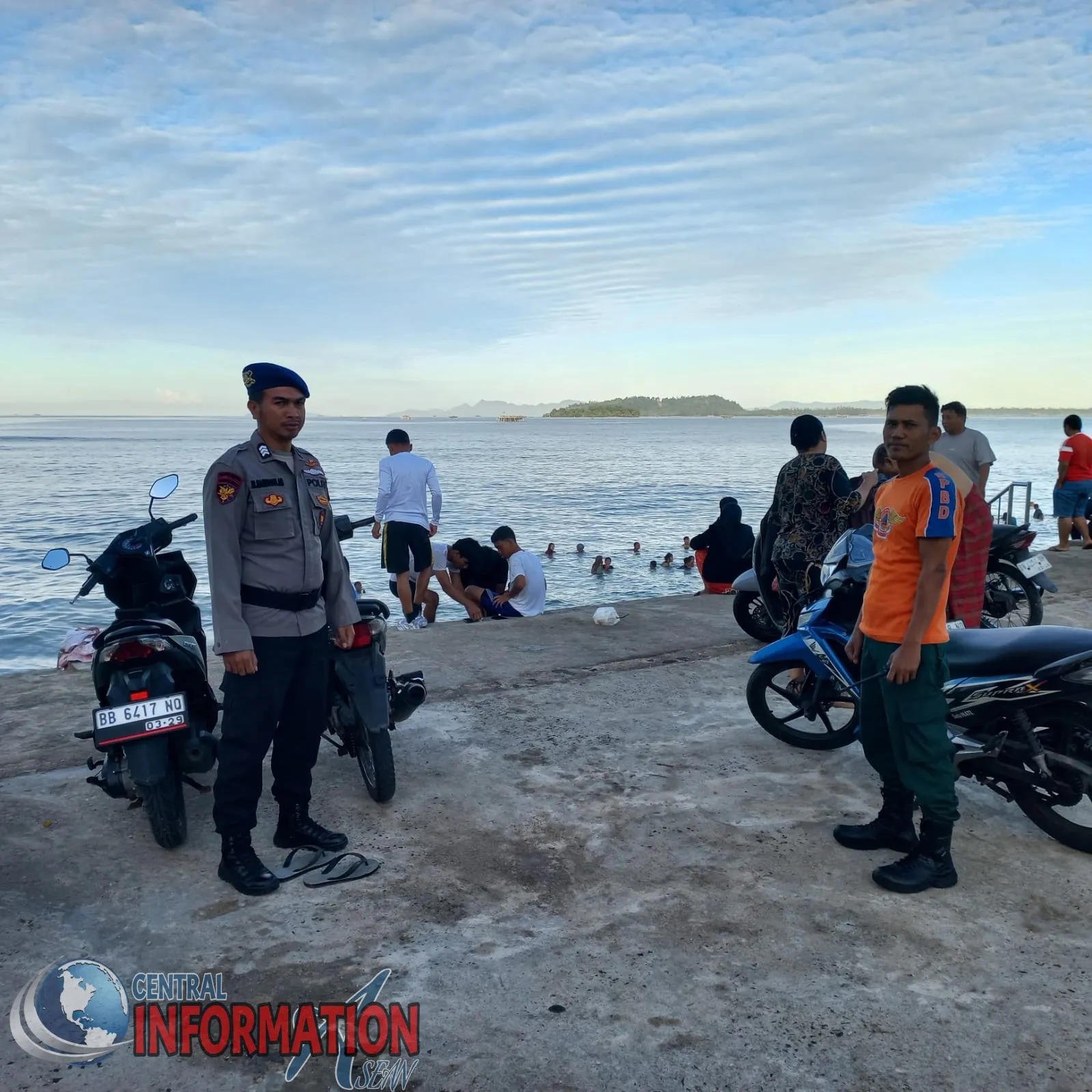Petugas Sat Polairud Polres Sibolga sedang berpatroli di sekitar pantai untuk memastikan keamanan pengunjung.