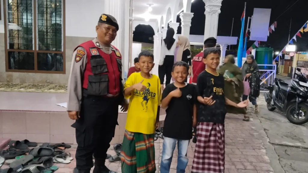 Patroli Sat Samapta Polres Pematangsiantar di Mesjid Darul Aman untuk keamanan Ramadhan.