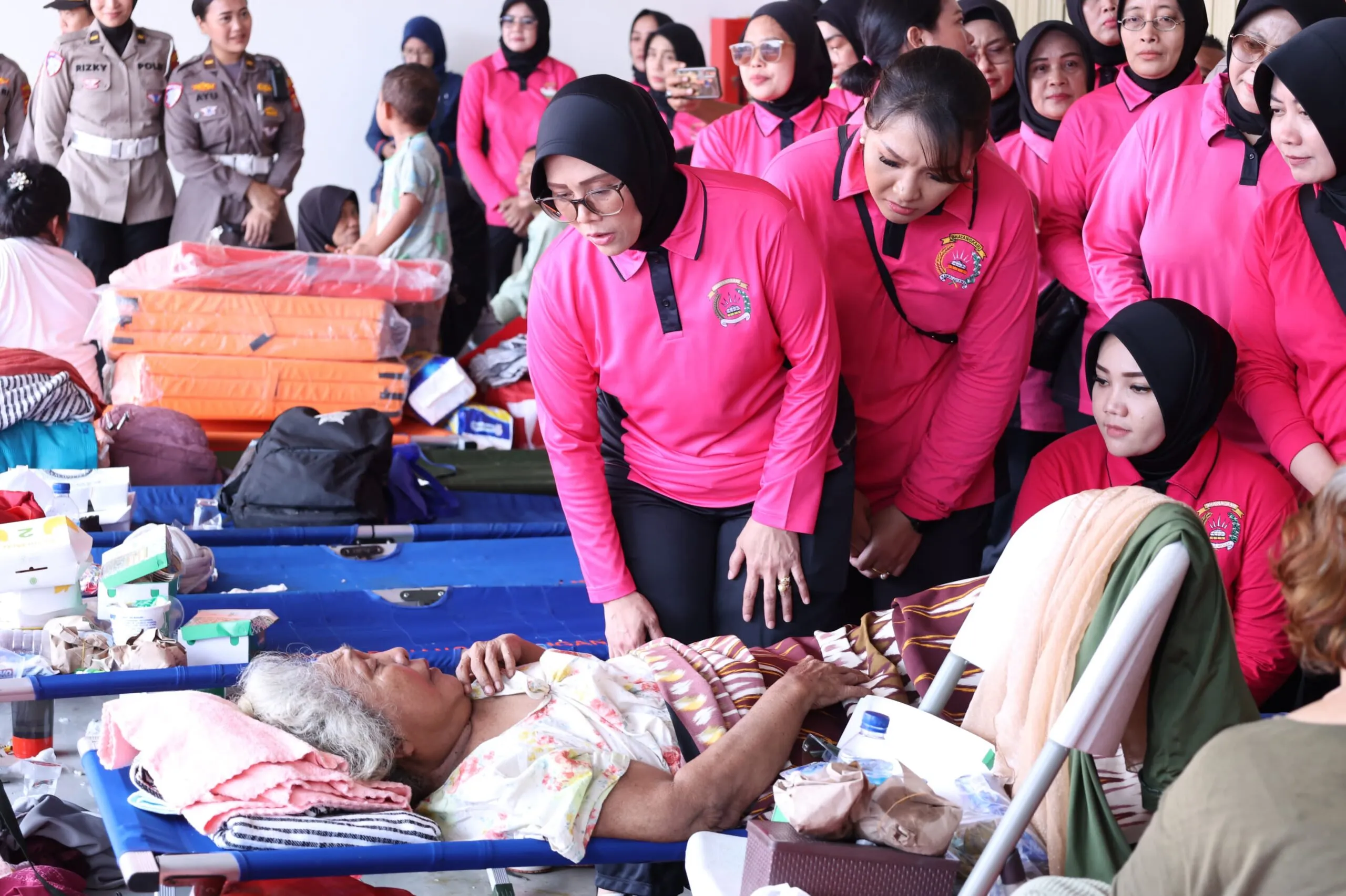 Bantuan Banjir Bekasi oleh Yayasan Kemala Bhayangkari dan Polres Metro Bekasi Kota