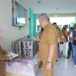 Wali Kota Tangerang Selatan meninjau pelaksanaan program Makan Bergizi Gratis di SDN Lengkong Wetan 1