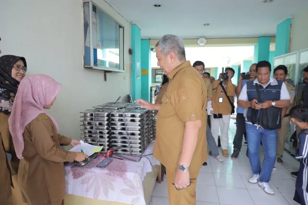 Wali Kota Tangsel meninjau program Makan Bergizi Gratis di SDN Lengkong Wetan 1