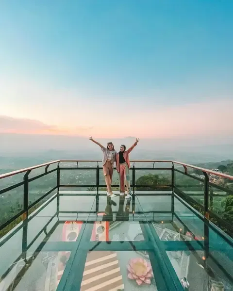 Pantai Pink Labuan Bajo dengan pasir merah muda yang unik dan air laut yang jernih