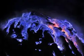 Pemandangan indah Kawah Ijen yang viral di TikTok dan Instagram.